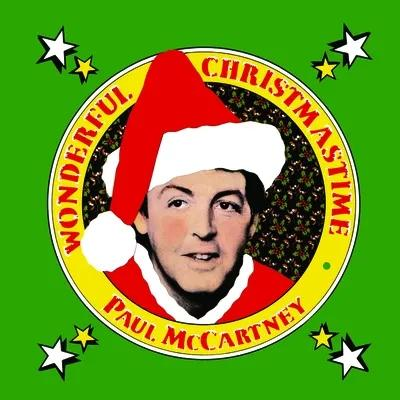 Albumcover: Paul McCartney mit Weihnachtsmütze. Grüner Hintergrund mit Sternen und Text: Wonderful Christmastime. Paul McCartney.