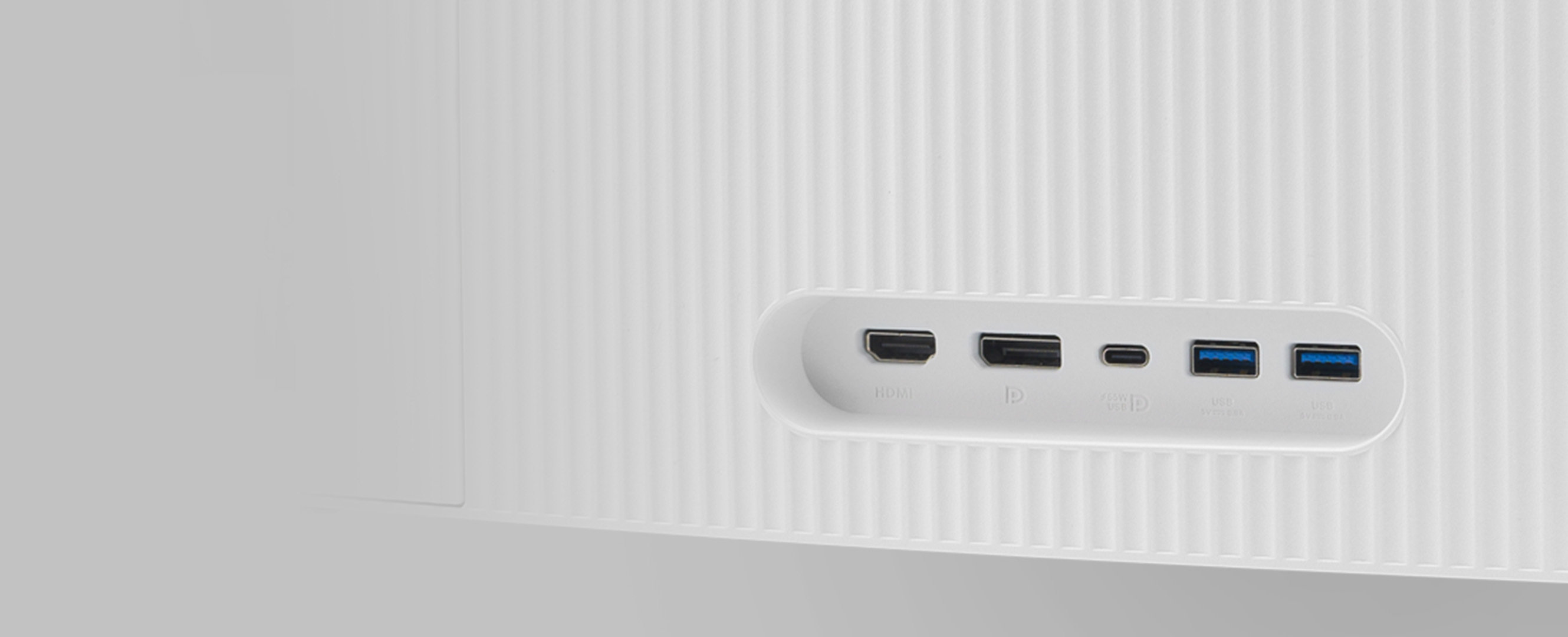 Fehér monitor hátlapja portokkal: HDMI, DP, USB-C és két USB. Függőleges barázdás minta. Fehér háttér árnyékkal.