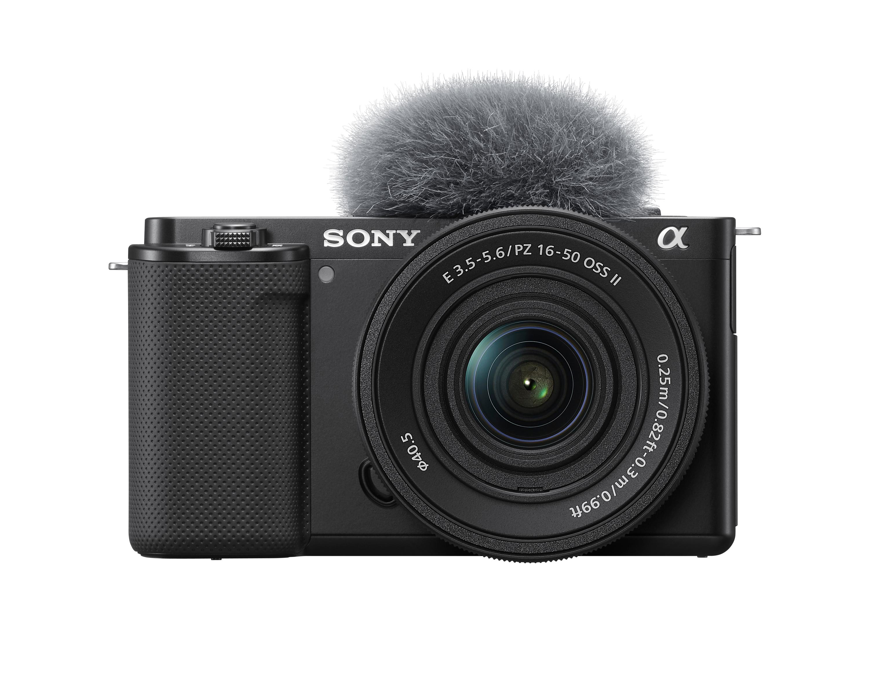 Schwarze Sony-Kamera mit Objektiv und Mikrofon. Das Objektiv hat Text. Der Hintergrund ist weiß.