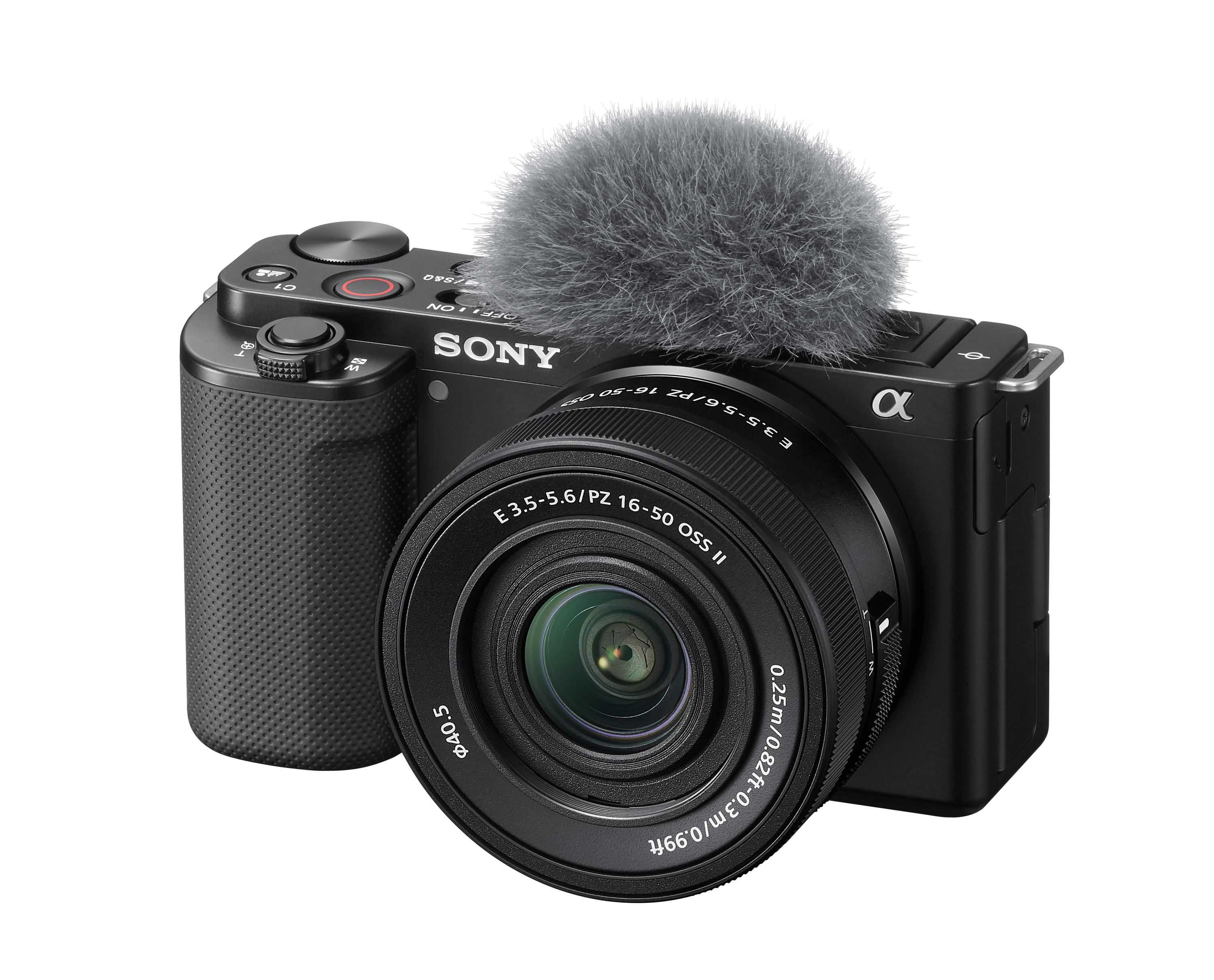Eine schwarze Sony-Kamera mit Objektiv und Mikrofon. Sie hat Knöpfe und einen strukturierten Griff. Das Objektiv hat Text.
