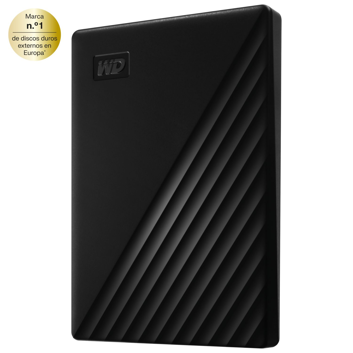 Un disco duro externo WD negro con líneas diagonales. Una etiqueta amarilla con texto en español en la esquina superior izquierda.