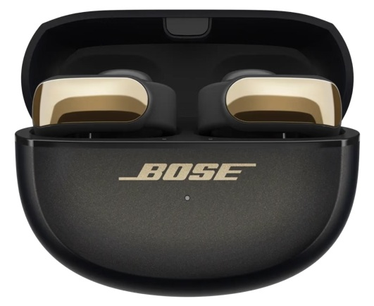 Czarne słuchawki Bose w etui ładującym. Złote akcenty na słuchawkach. Logo Bose wyśrodkowane na otwartym etui.