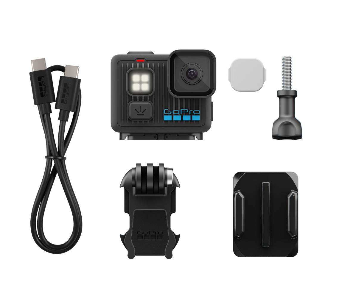 Kamera GoPro i akcesoria: kabel USB, uchwyt, śruba, osłona i uchwyt zatrzaskowy, wszystko ułożone na białym tle.