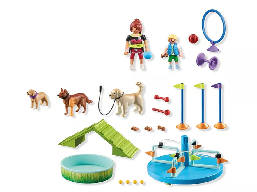 Ein Hundetrainings-Spielset mit Figuren, Hunden und Agility-Geräten. Enthält einen Sprung, Tunnel, Fahnen und ein Karussell.