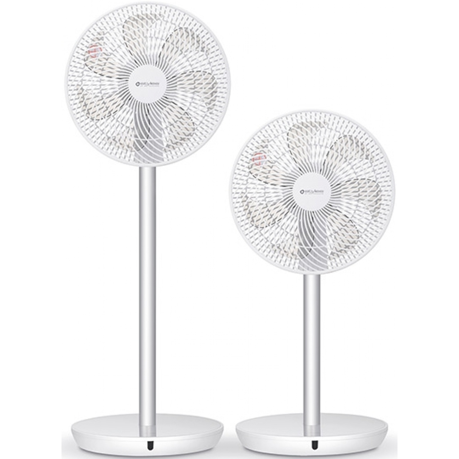 Deux ventilateurs sur pied blancs. Chacun a une tête ronde avec des pales et une base cylindrique. L'un est plus grand que l'autre.
