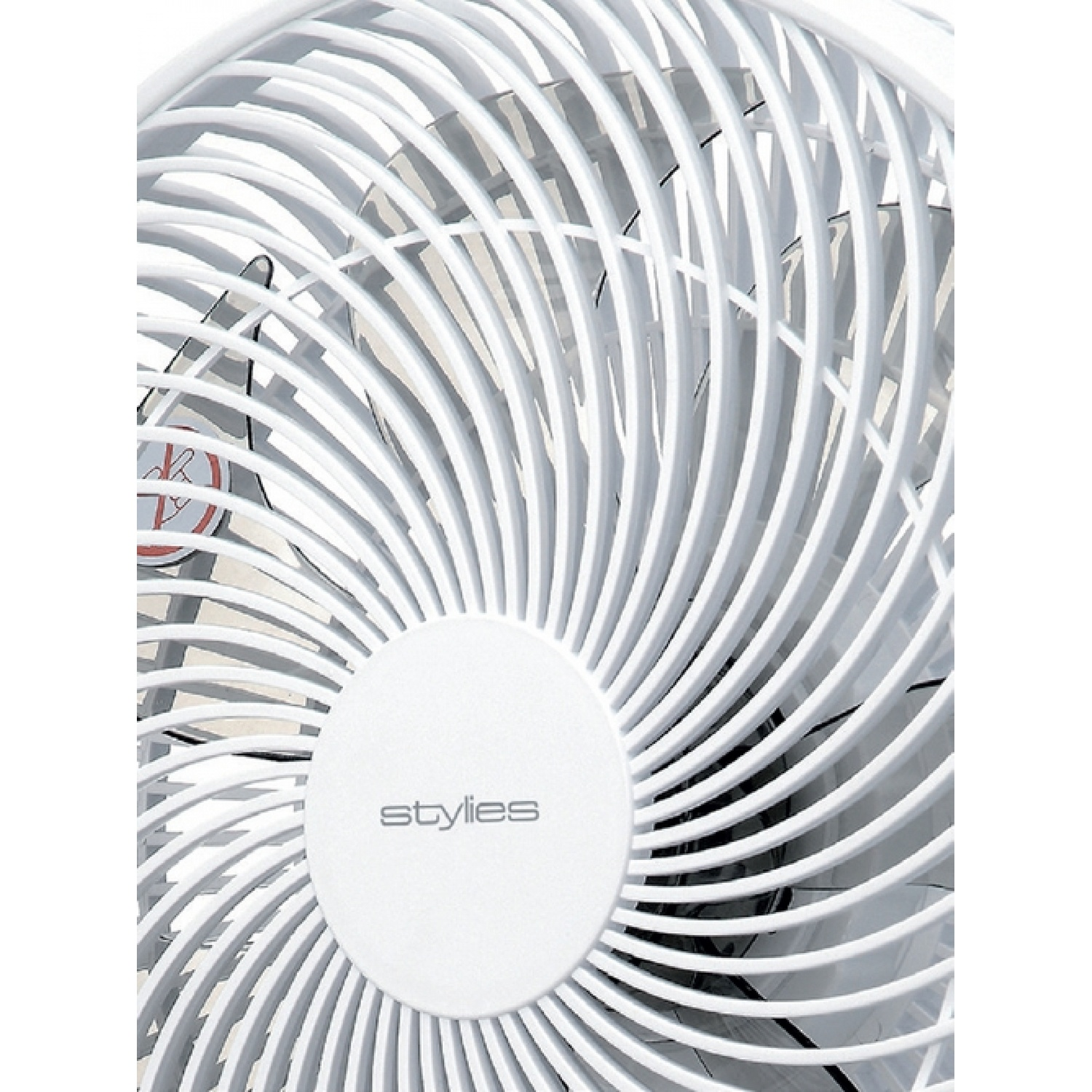 Gros plan d'un ventilateur blanc. La grille a un design incurvé, et le centre affiche la marque 'stylies'.
