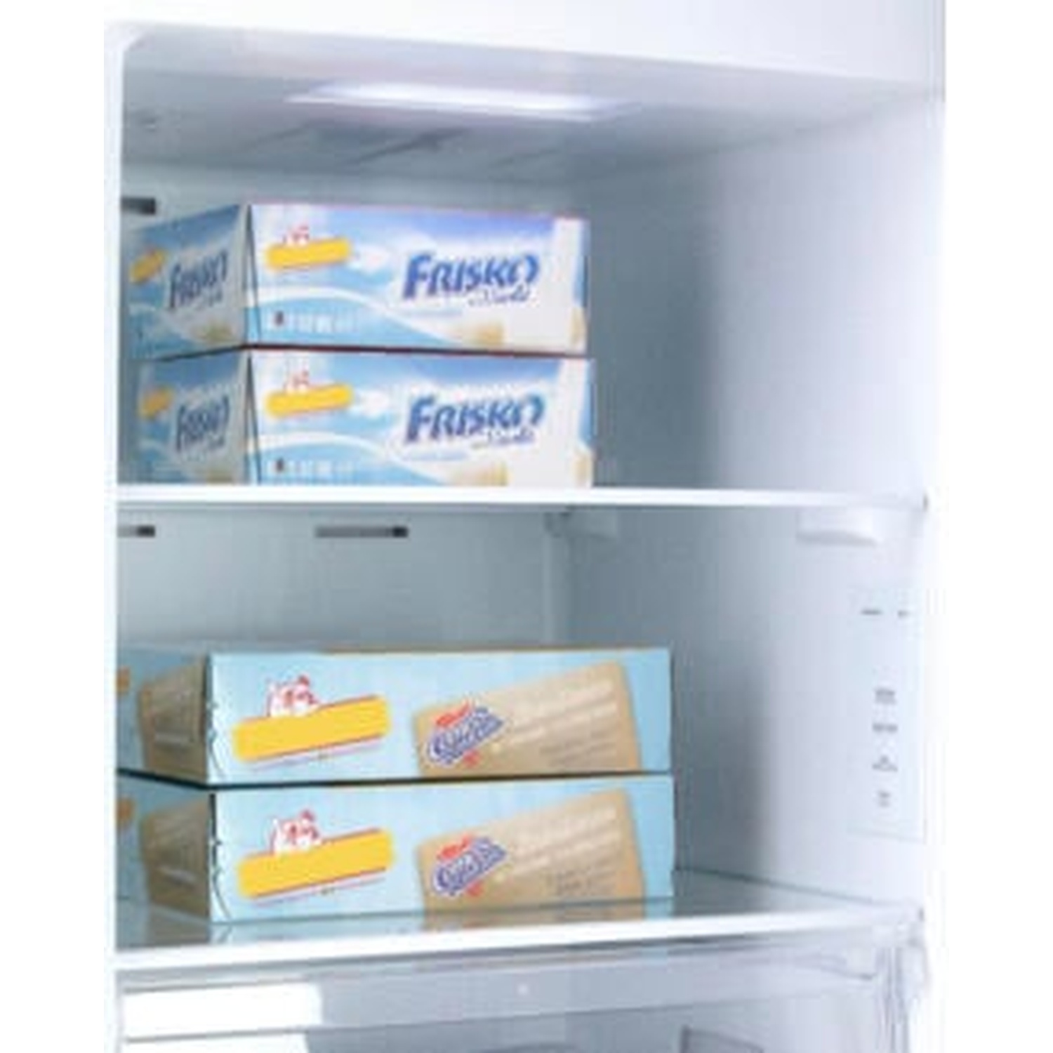 À l'intérieur d'un réfrigérateur se trouvent des boîtes de Frisko et de Cool Whip. L'étagère supérieure contient des boîtes de Frisko, tandis que l'étagère inférieure contient des boîtes de Cool Whip.