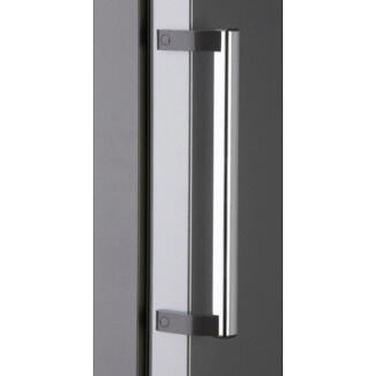 Gros plan d'une poignée de porte verticale et brillante fixée à une surface grise. Des supports noirs fixent la poignée à la porte.