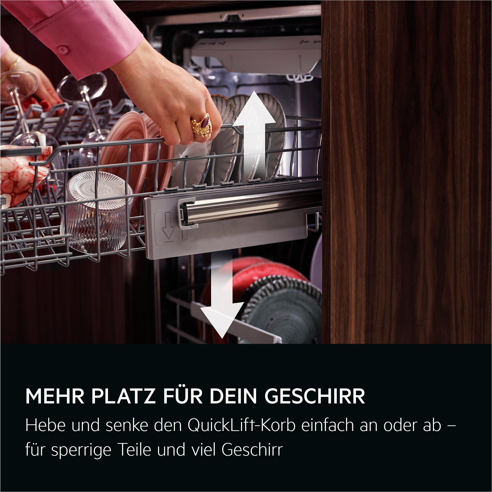 Eine Hand verstellt einen Geschirrkorb. Pfeile zeigen die Auf- und Abbewegung, mit dunkler Holzseite.