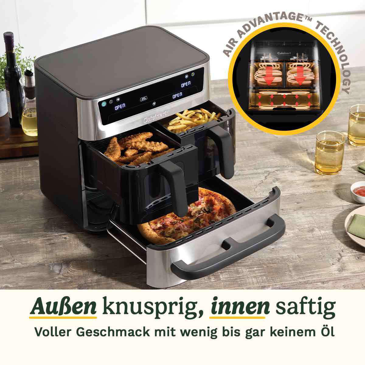 Ein Heißluftfritteuse mit Essen darin. Pizza, Pommes und Hähnchen sind sichtbar. Im Hintergrund sind ein Glas Wasser und eine Weinflasche.