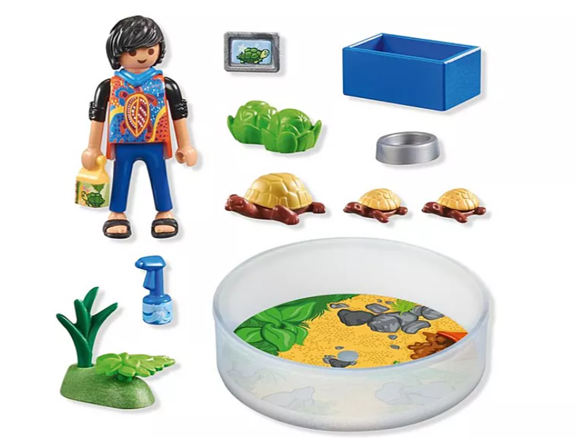 Ein Spielzeugset mit einer Playmobil-Figur, Schildkröten, einem blauen Behälter und Zubehör. Die Figur hält eine Flasche, und es gibt ein Schildkrötenhabitat.