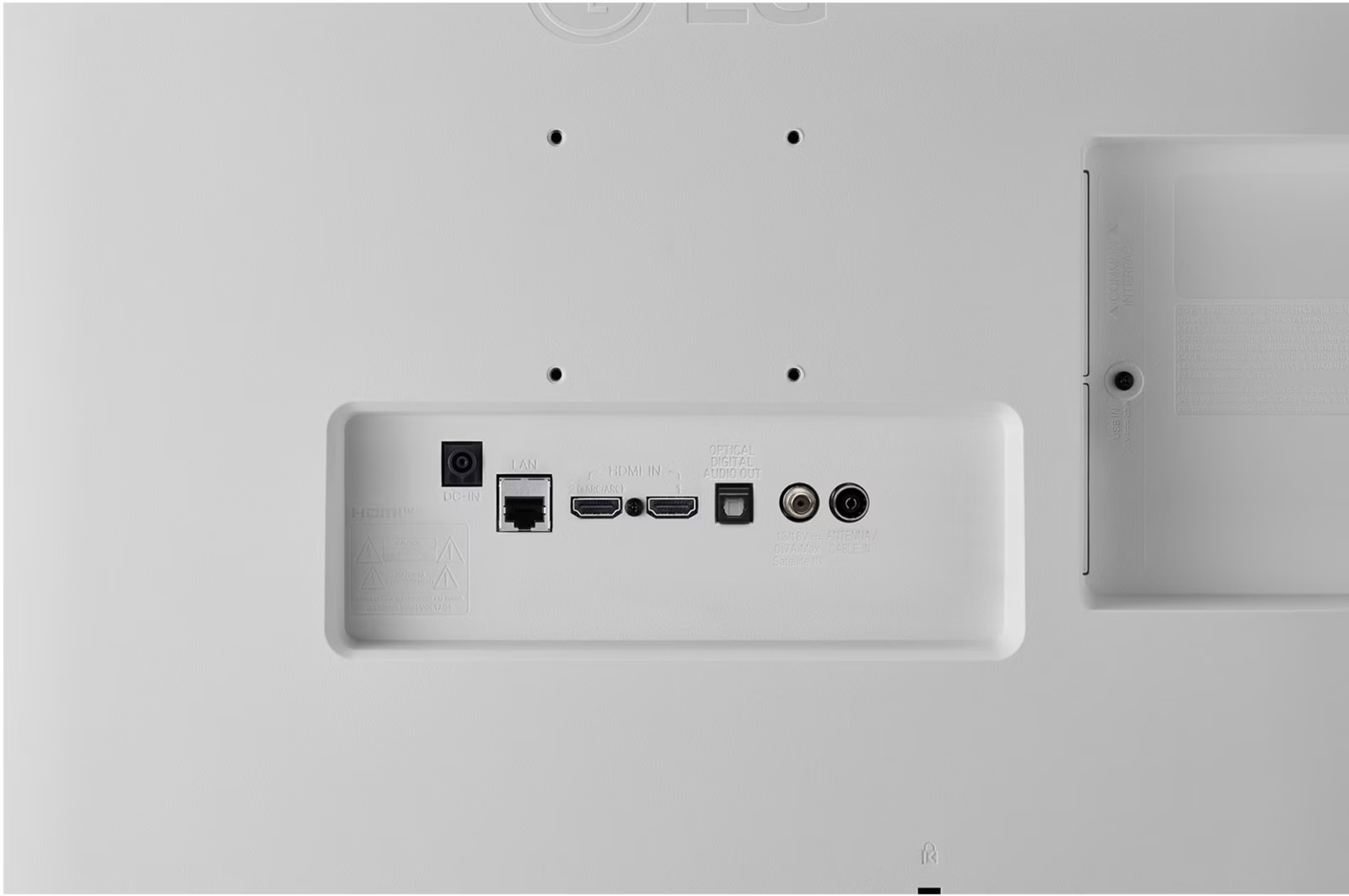 Egy fehér TV hátlapja. Portok: HDMI, LAN, optikai audió, antenna és DC-IN. Több csavarlyuk is található.