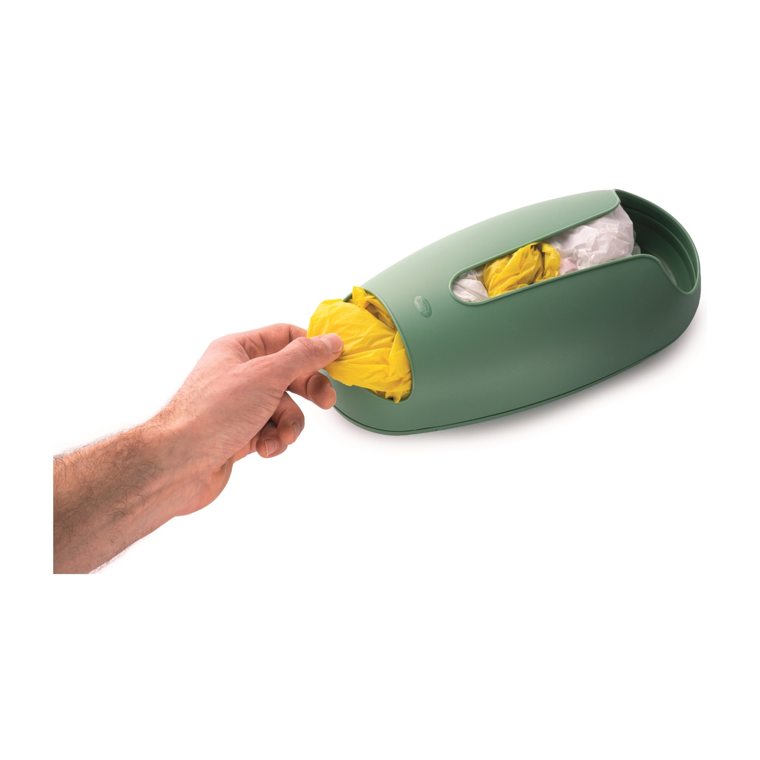 Una mano tira un sacchetto di plastica giallo da un dispenser verde pieno di sacchetti gialli e bianchi. Lo sfondo è bianco.