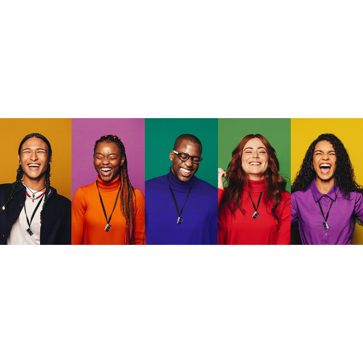 Cinque persone diverse ridono, ognuna contro uno sfondo di colore diverso (giallo, viola, verde, rosso, giallo). Indossano ciondoli a forma di fotocamera.