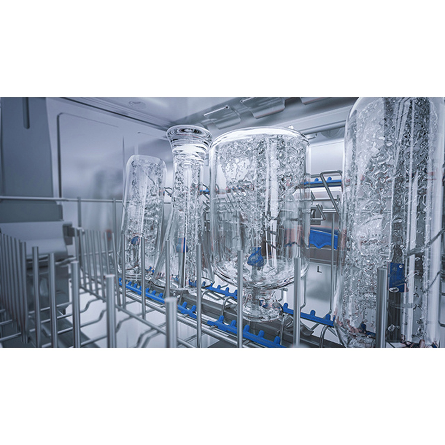 Diversi contenitori di vetro all'interno di una macchina. Sono in un rack di metallo, con goccioline d'acqua all'interno. La macchina è blu e grigia.