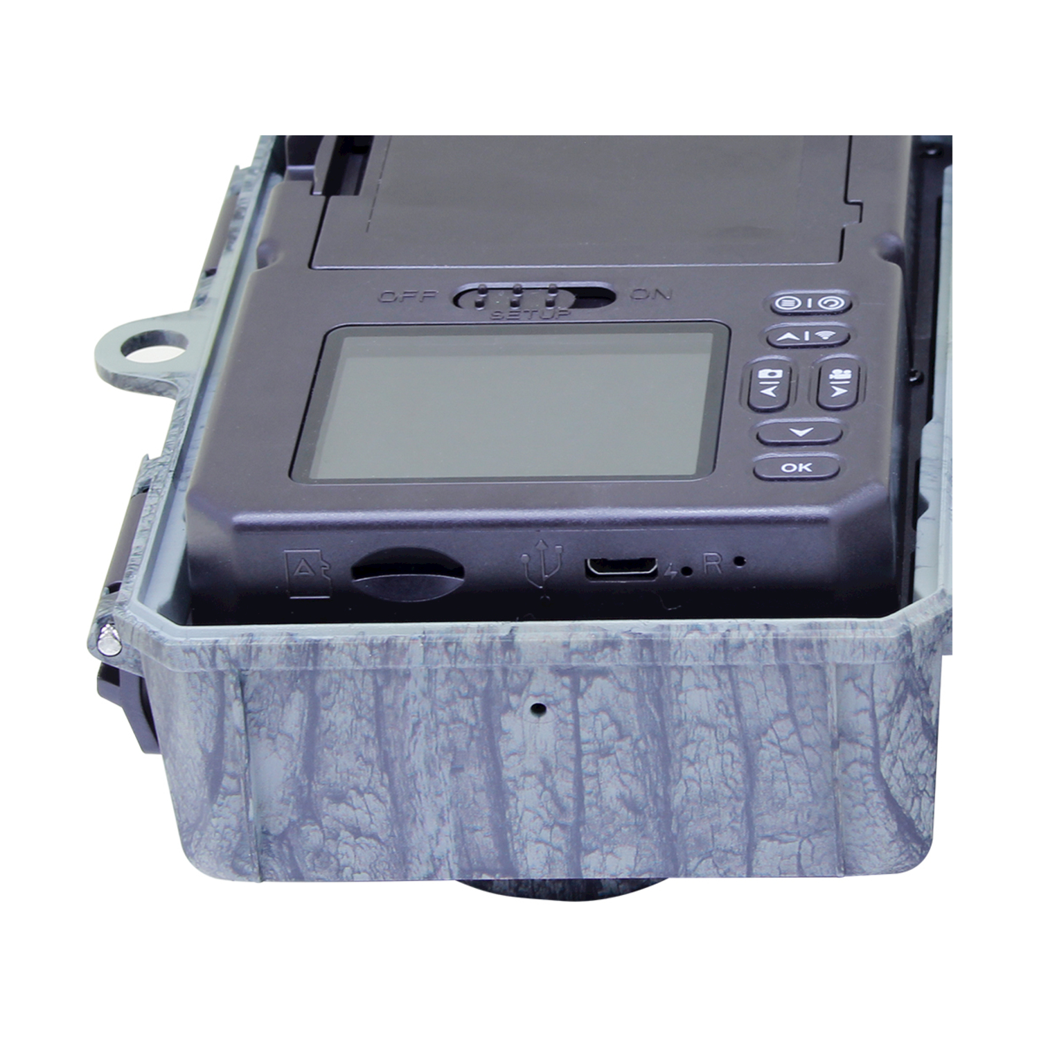 Primo piano di una fotocamera da caccia con display digitale e pulsanti. La fotocamera è in una custodia mimetica, con pulsanti di accensione e uno schermo.