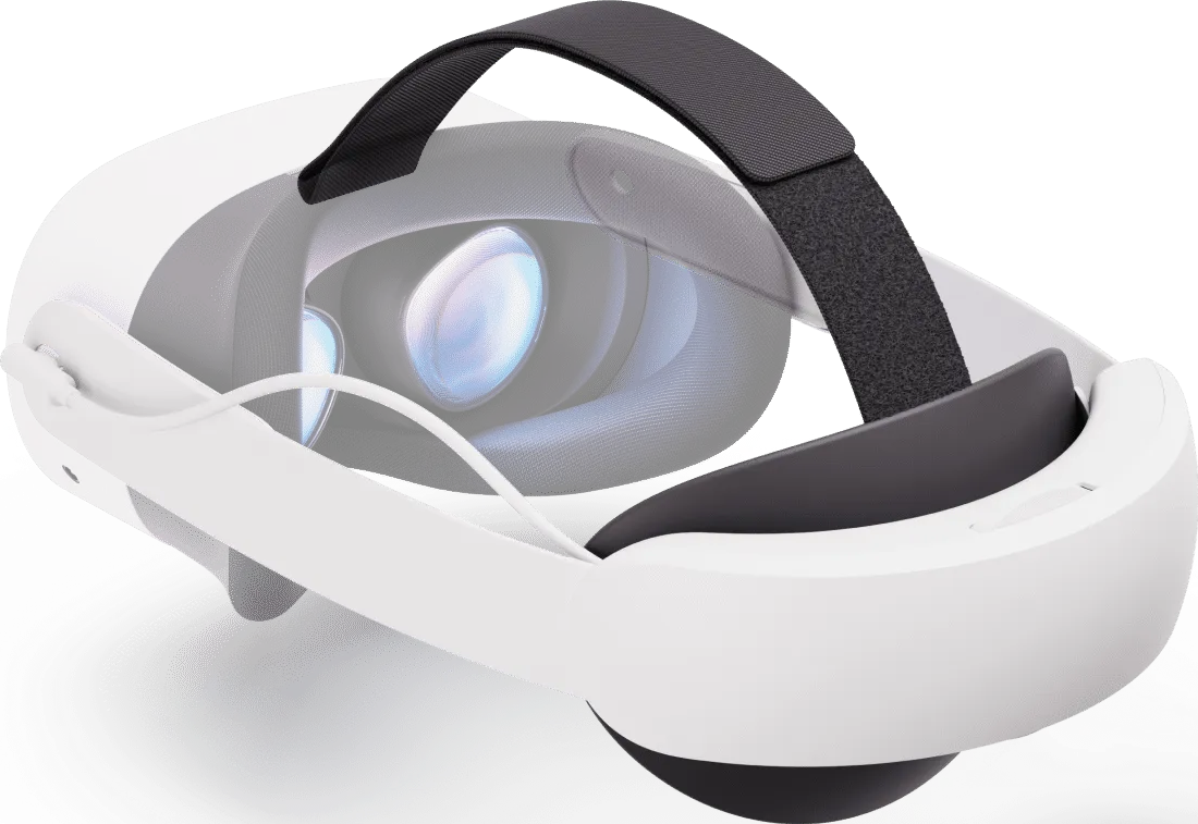 Ein weißes VR-Headset mit schwarzen Riemen und Linsen, die blaues Licht reflektieren. Das Headset befindet sich auf transparentem Hintergrund.