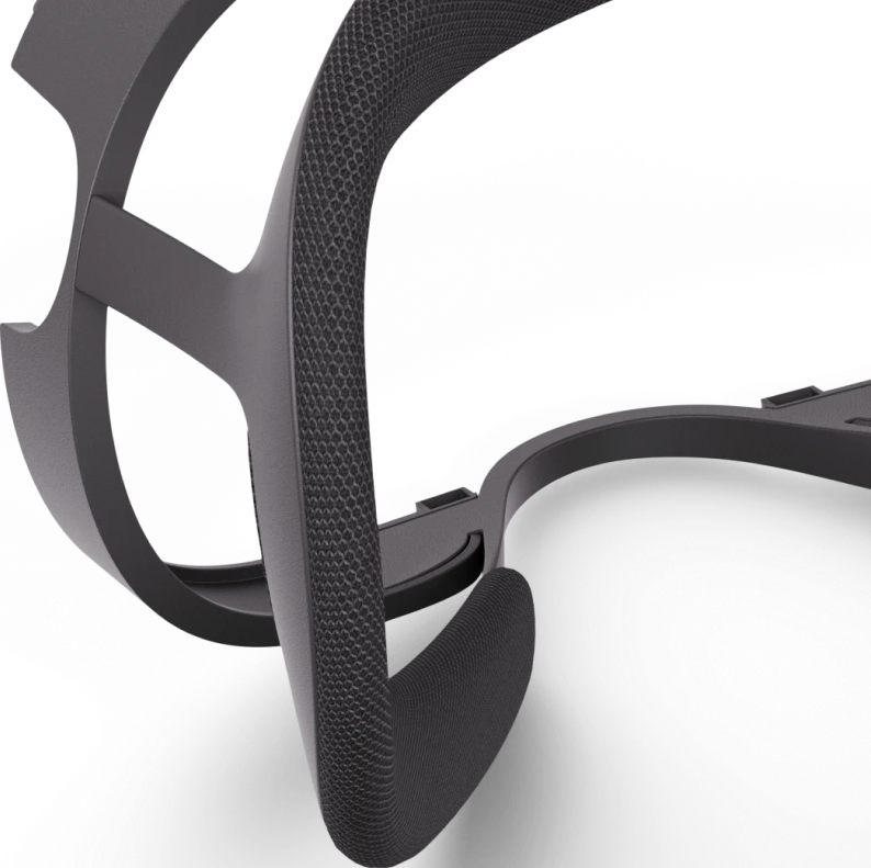 Nahaufnahme eines dunkelgrauen VR-Headsets. Das strukturierte Band wölbt sich und zeigt das Design des Geräts. Der Hintergrund ist verschwommen.