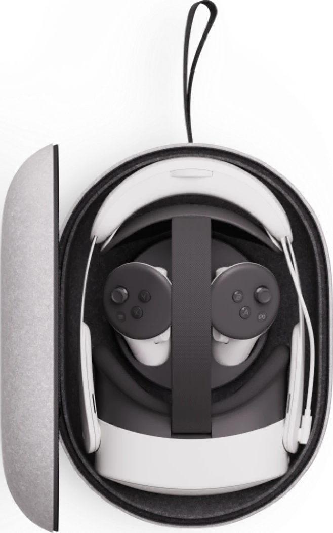 VR-Headset und Controller in einem grauen Koffer. Das Headset ist weiß und schwarz. Controller sind schwarz mit Knöpfen.