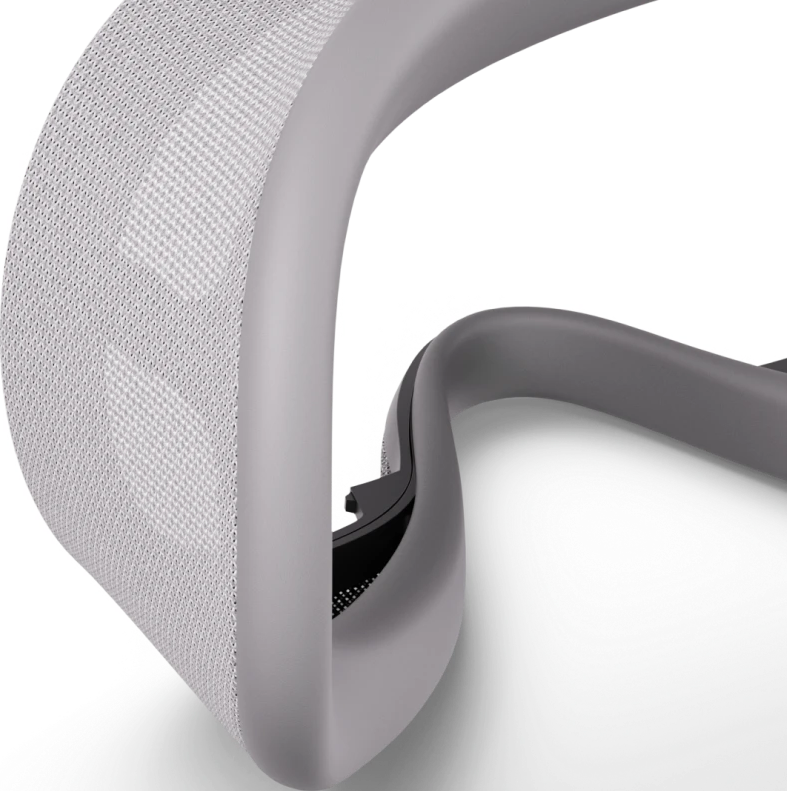 Primo piano di un visore VR. Tessuto a rete bianco incontra la montatura in plastica grigia. Un cinturino grigio scuro.