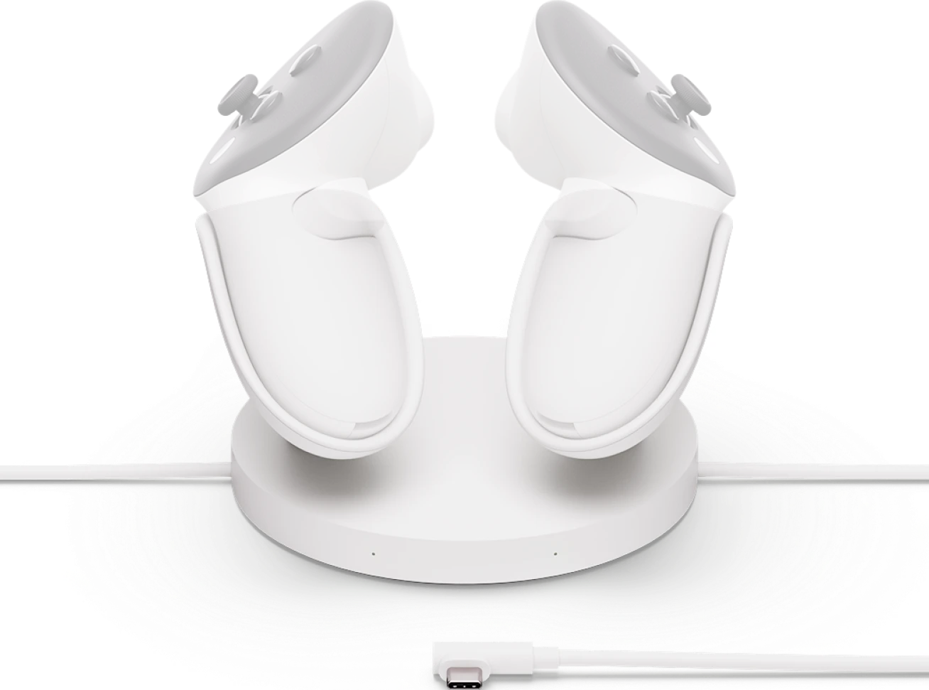 Due controller VR bianchi su una base di ricarica bianca. I controller hanno coperchi grigi e pulsanti neri. Un cavo bianco è collegato.