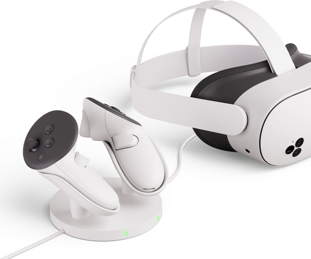 Cuffie VR e controller su una superficie bianca. Le cuffie sono bianche e nere. I controller sono bianchi con pulsanti grigi.