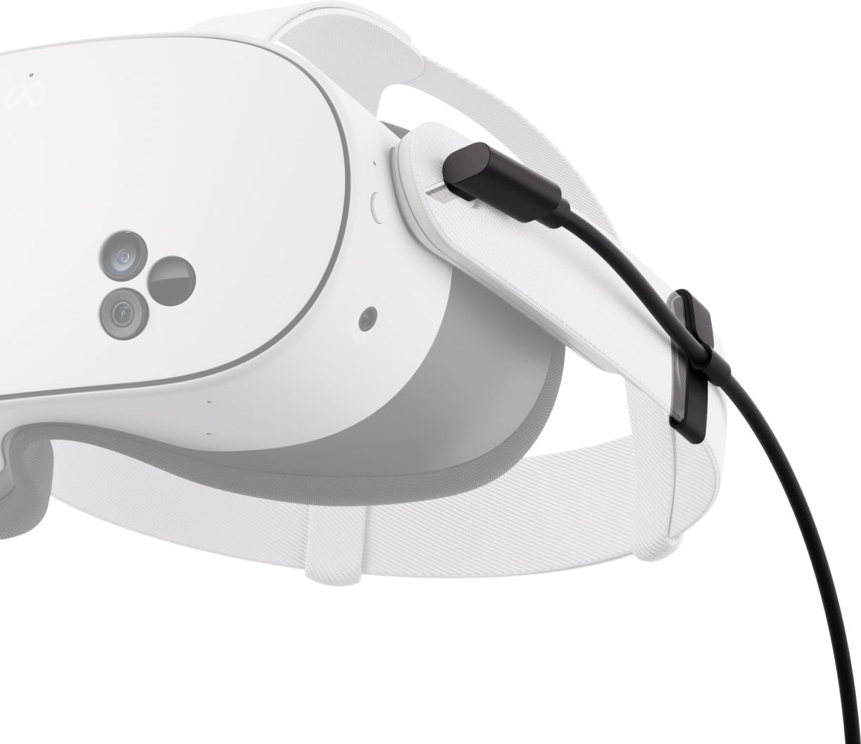 Cuffie VR bianche con dettagli e lenti neri, collegate da un cavo nero. L'auricolare è su sfondo nero.