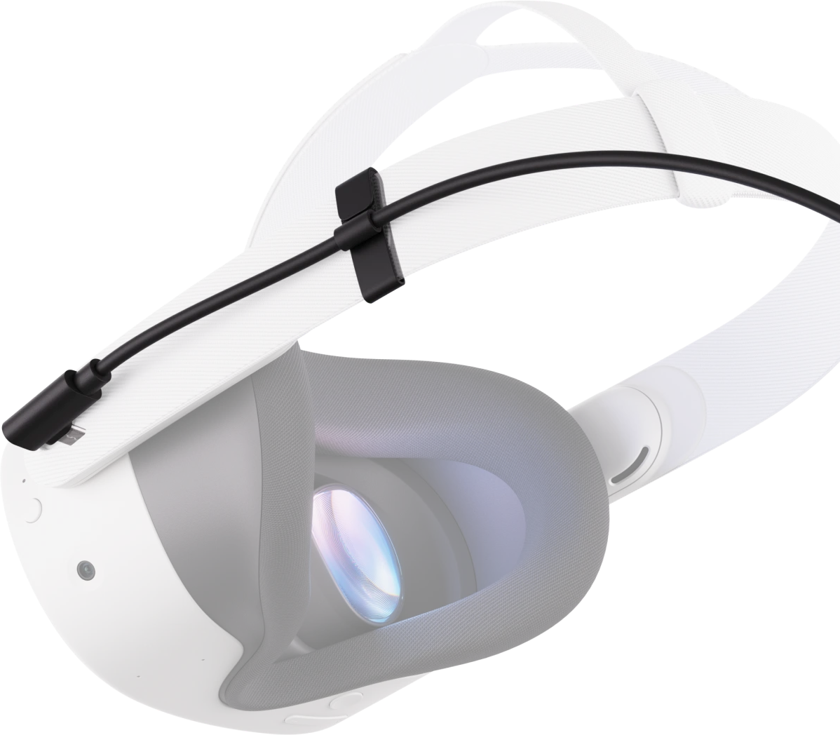 Un visore VR bianco con un cavo nero. Le lenti sono visibili, riflettendo la luce. Cinturino bianco e imbottitura nera. Sfondo nero.