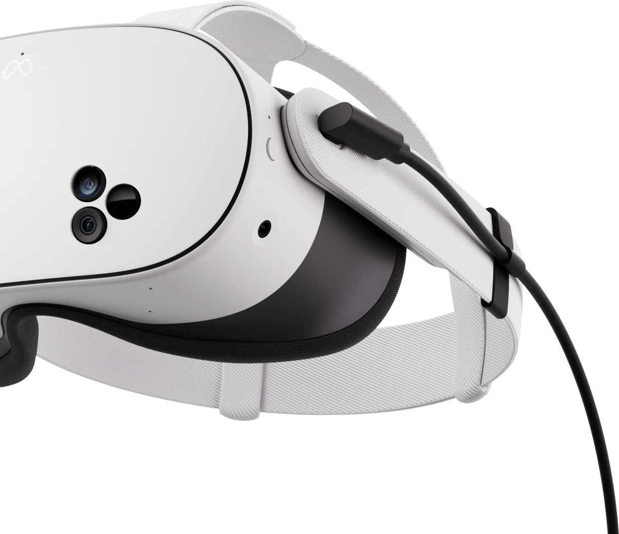 Un visore VR bianco con dettagli neri, un cavo nero e diverse fotocamere su sfondo nero.