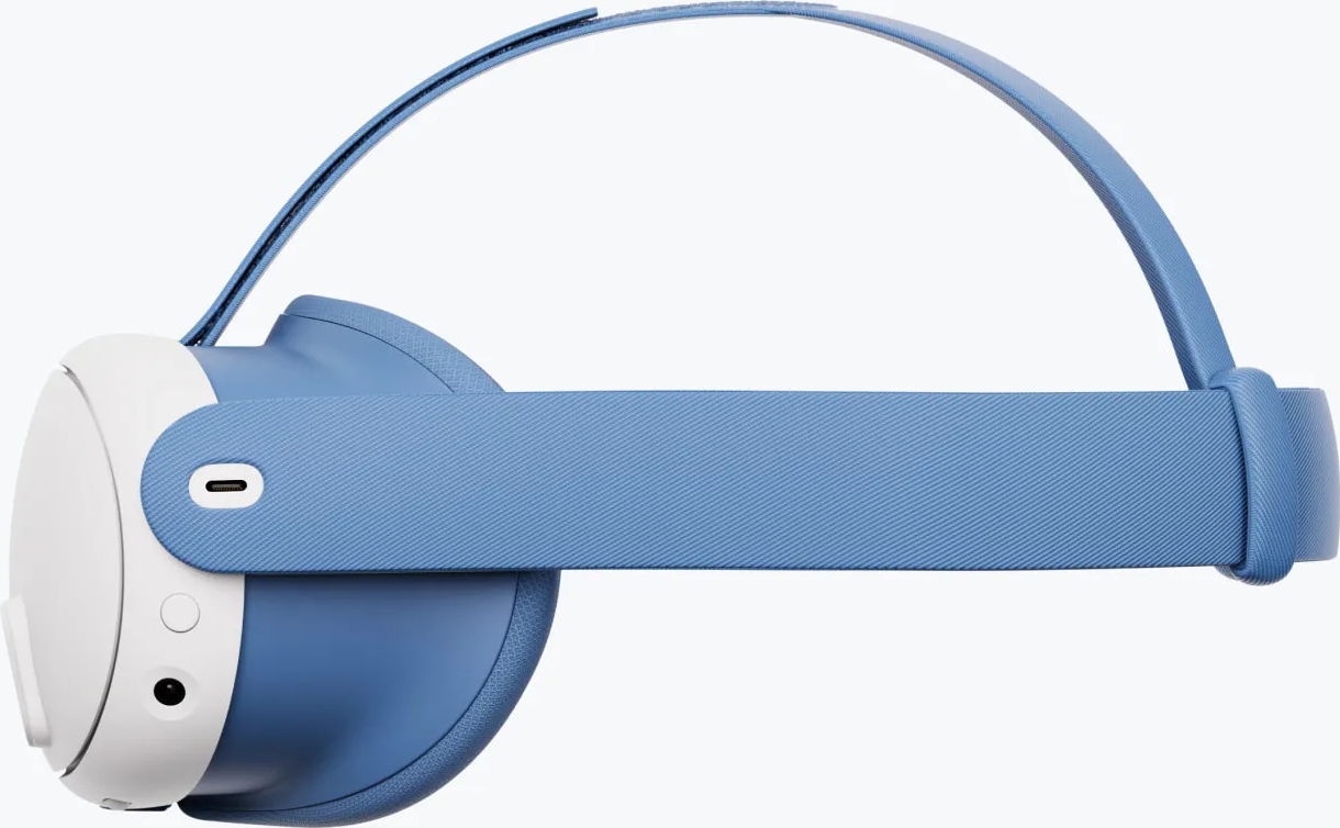 Seitenansicht eines VR-Headsets. Es hat blaue und weiße Teile, ein blaues Kopfband und einen USB-C-Anschluss.