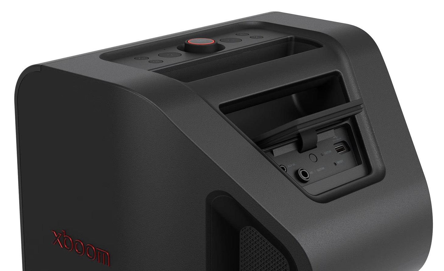 Czarny głośnik z przyciskami, uchwytem i portami. Czerwone logo mówi "xboom". Porty to USB, aux i mic/gitara.