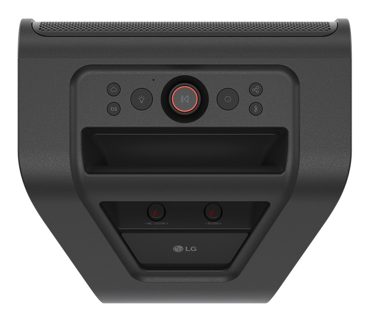 Czarny głośnik LG z przyciskami sterowania. Posiada przycisk zasilania, odtwarzania/pauzy oraz kontrolki mikrofonu/gitary i pogłosu. Na górze znajduje się głośnik.