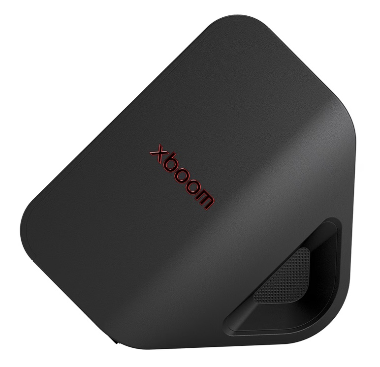 Czarny głośnik z czerwonym logo 'xboom'. Kątowy kształt, teksturowana powierzchnia. Prawy dolny róg ma kratkę głośnika.