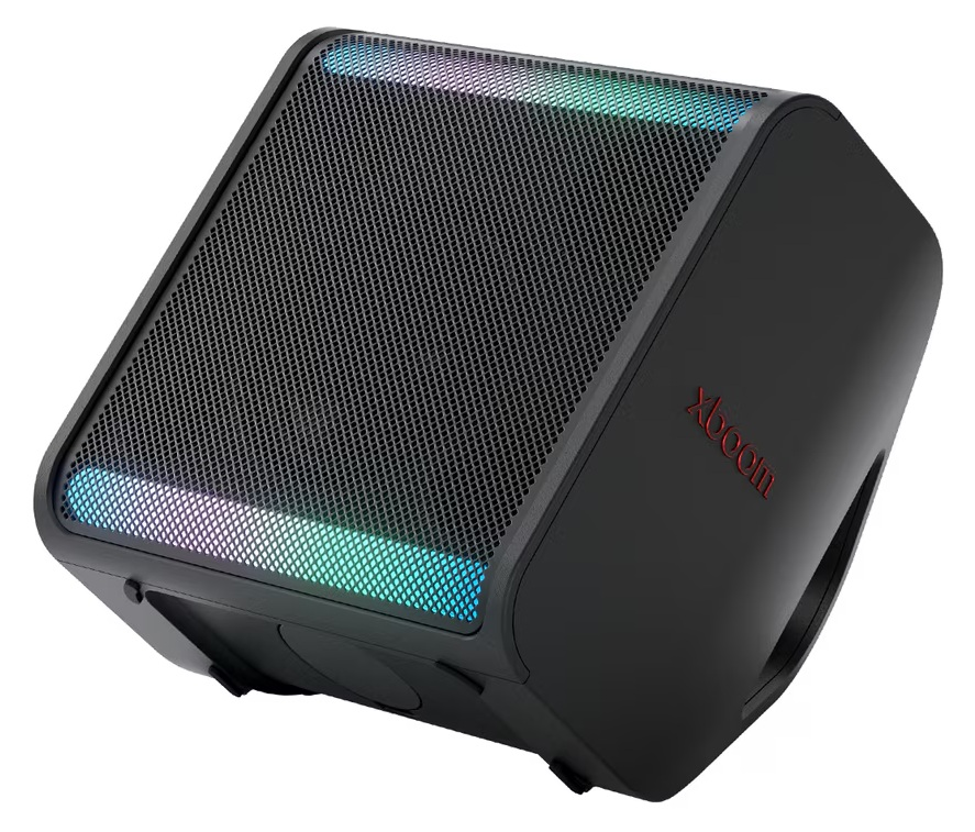 Czarny głośnik z siatkowym przodem. Ma kolorowe światła na górze i na dole. Słowo 'Xboom' jest widoczne na czerwono.