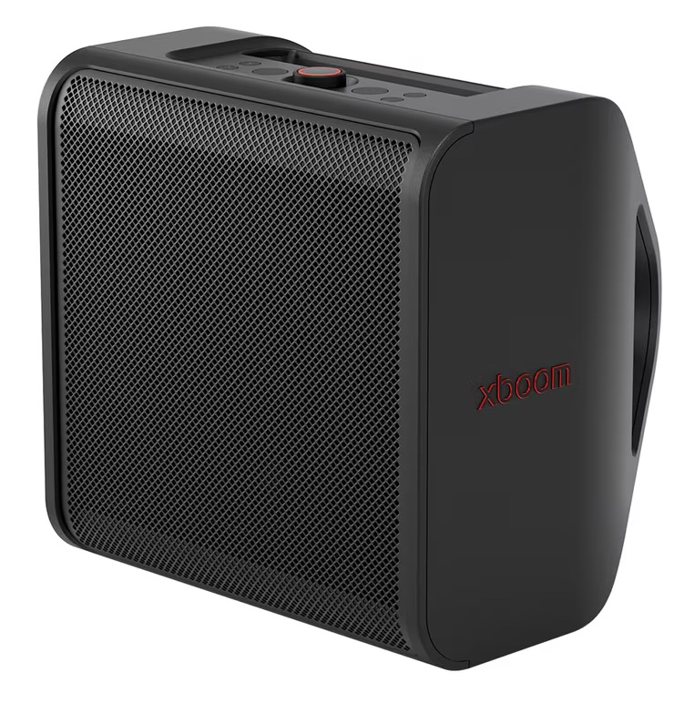 Czarny głośnik XBoom z siatkowym przodem. Czerwony przycisk na górze i czerwony napis 'xboom' z boku. Uchwyt z boku.