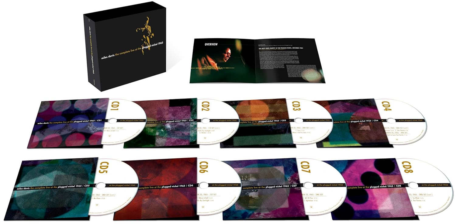 Miles Davis 'Complete Live at the Plugged Nickel 1965' box set. Tartalmaz CD-ket, füzetet, absztrakt dizájnos borítót.