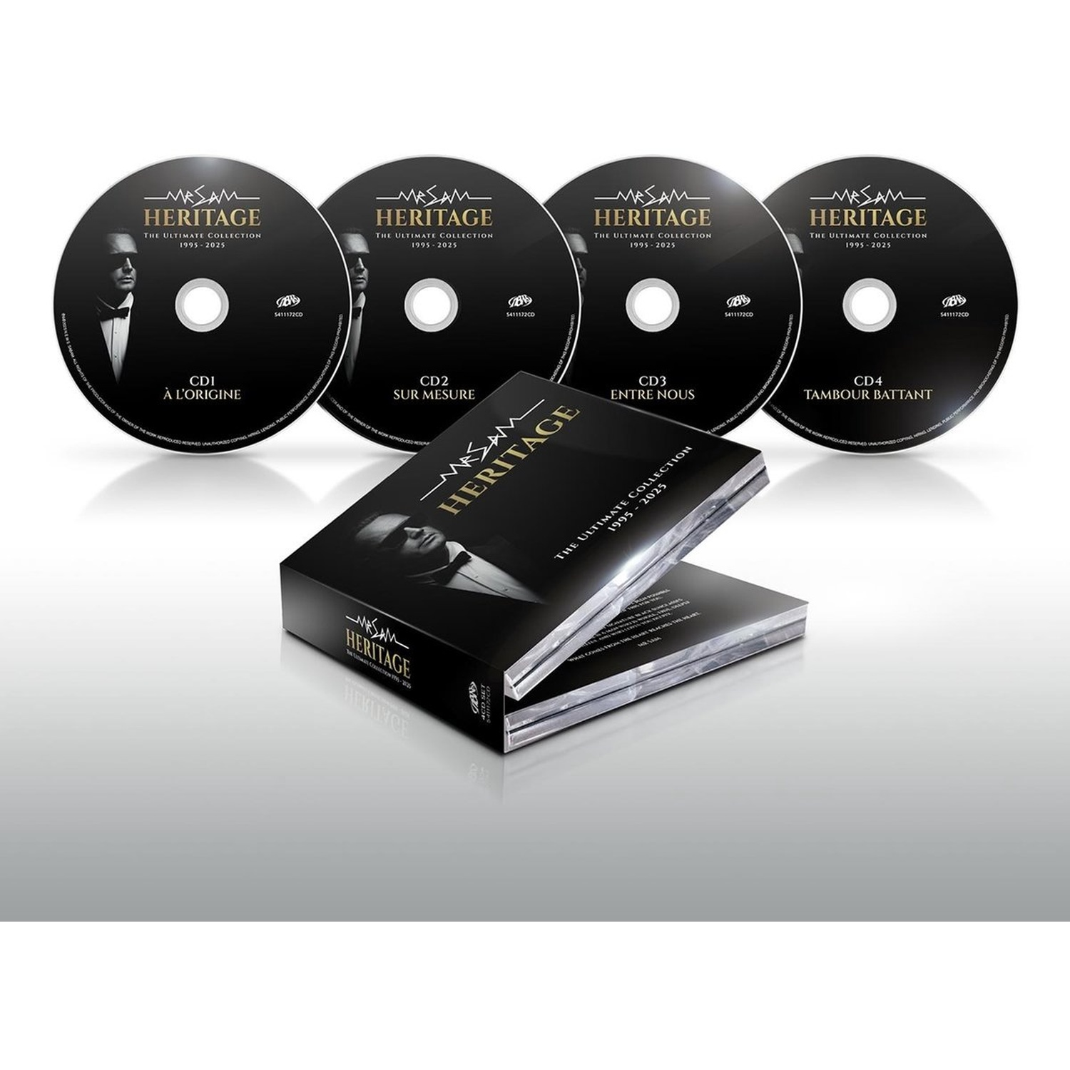 Quatre CD et un coffret. Les CD ont une photo en noir et blanc d'un homme. Le coffret est noir avec le même homme.