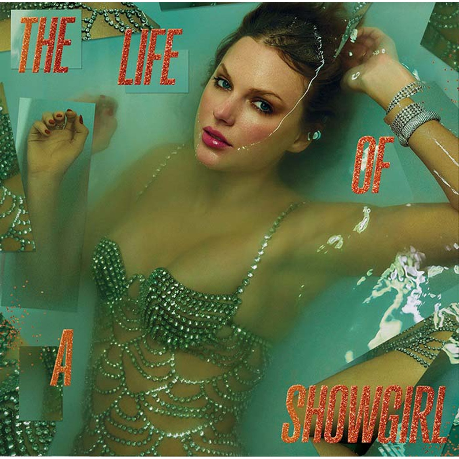 Femme dans l'eau portant un haut et des bracelets ornés de bijoux. Texte superposé : 'The Life of a Showgirl' en paillettes orange.