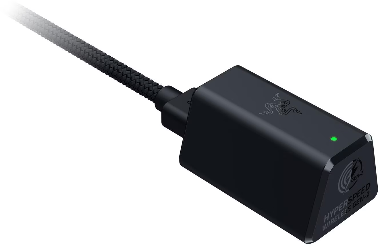 Dongle nero Razer Hyperspeed Wireless Gen-2. Un cavo intrecciato si estende. Una luce verde è accesa.