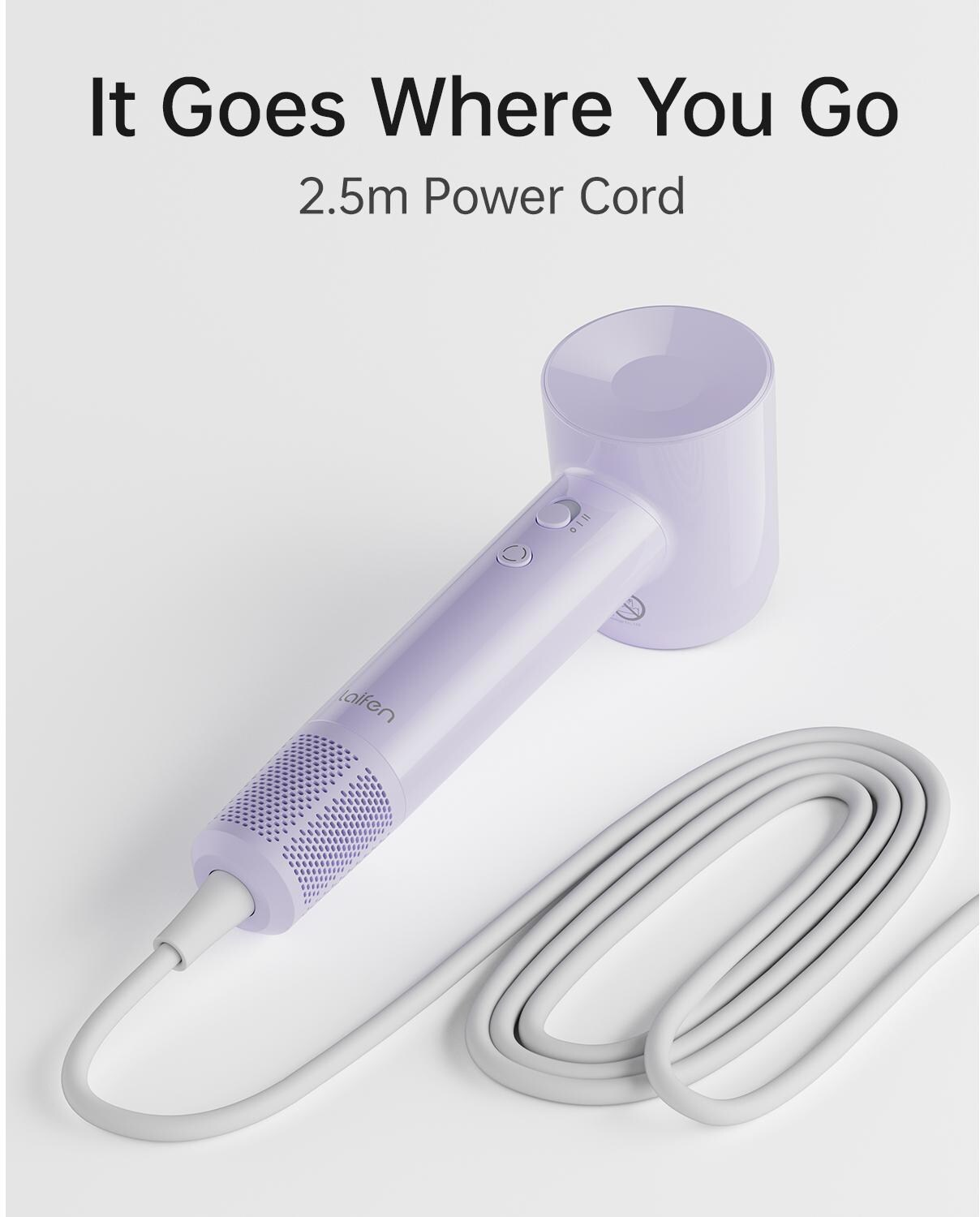 Ein lila Haartrockner mit weißem Netzkabel auf weißem Untergrund. Oben steht: 'It Goes Where You Go'.