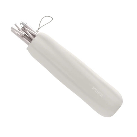 Białe, cylindryczne etui z pętlą, zawierające srebrne metalowe przedmioty. Na etui jest napis 'XGIMI'.