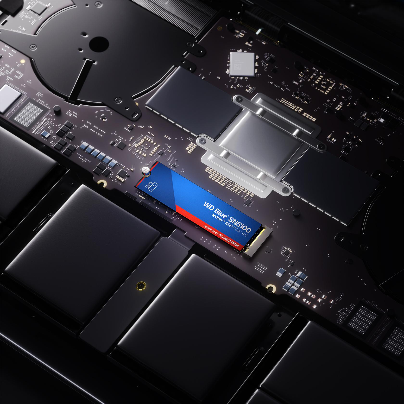 Nahaufnahme des Inneren eines Laptops mit einer WD Blue SN5100 SSD. Der Hintergrund zeigt schwarze Komponenten und Schaltkreise.