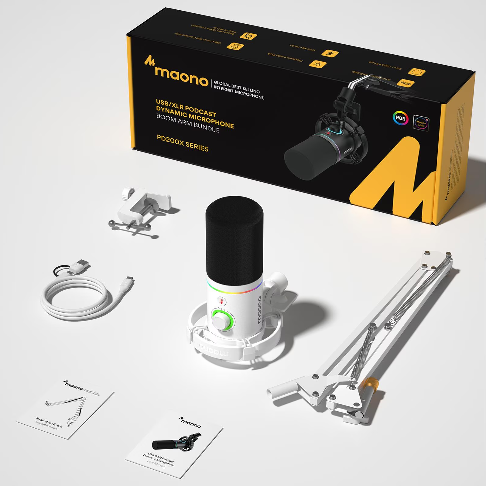Un kit microfonico Maono PD200X con braccio, scatola e accessori, su una superficie bianca. Include microfono, braccio e cavi.