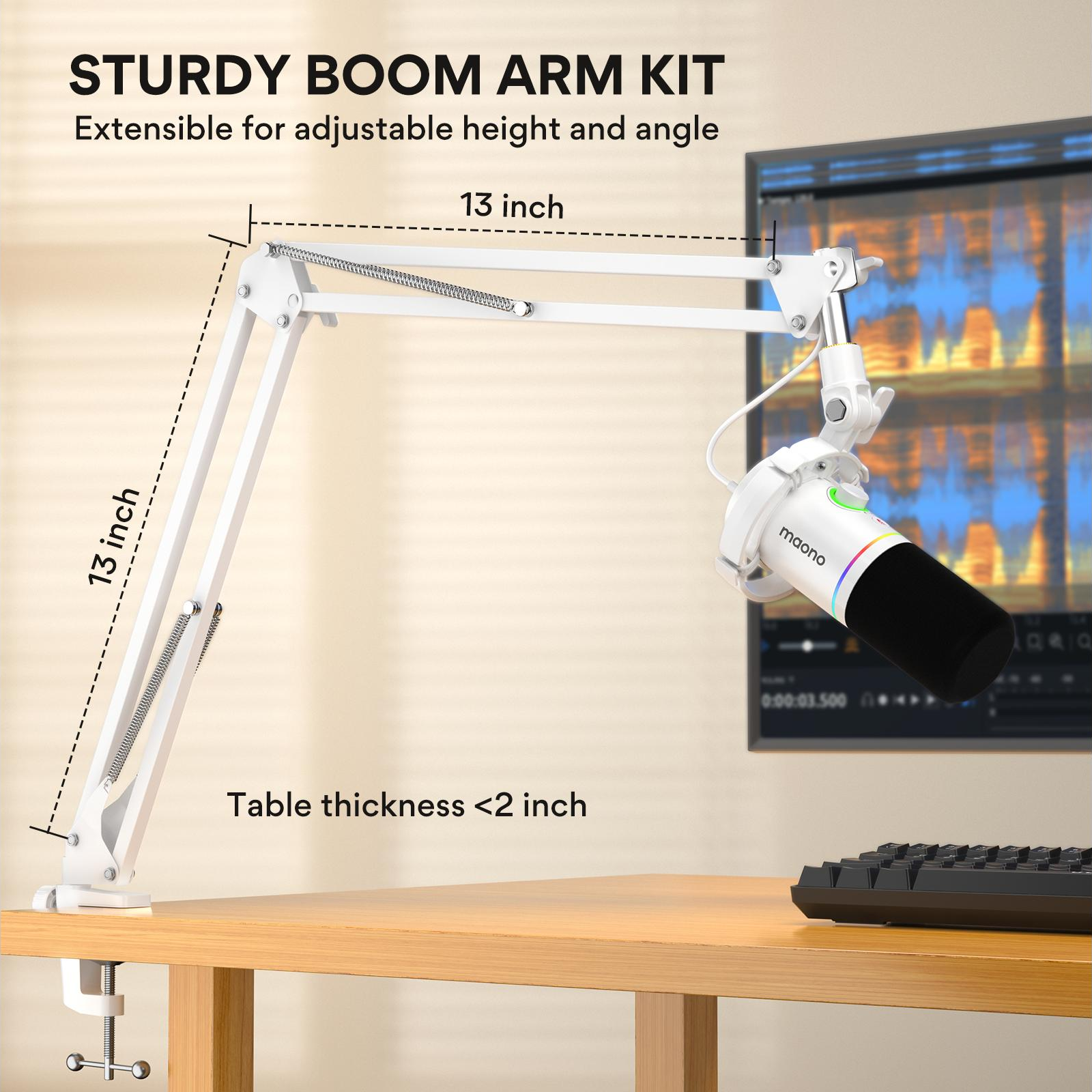 Un kit braccio microfonico bianco che tiene un microfono. Un monitor e una tastiera sono su un tavolo di legno.