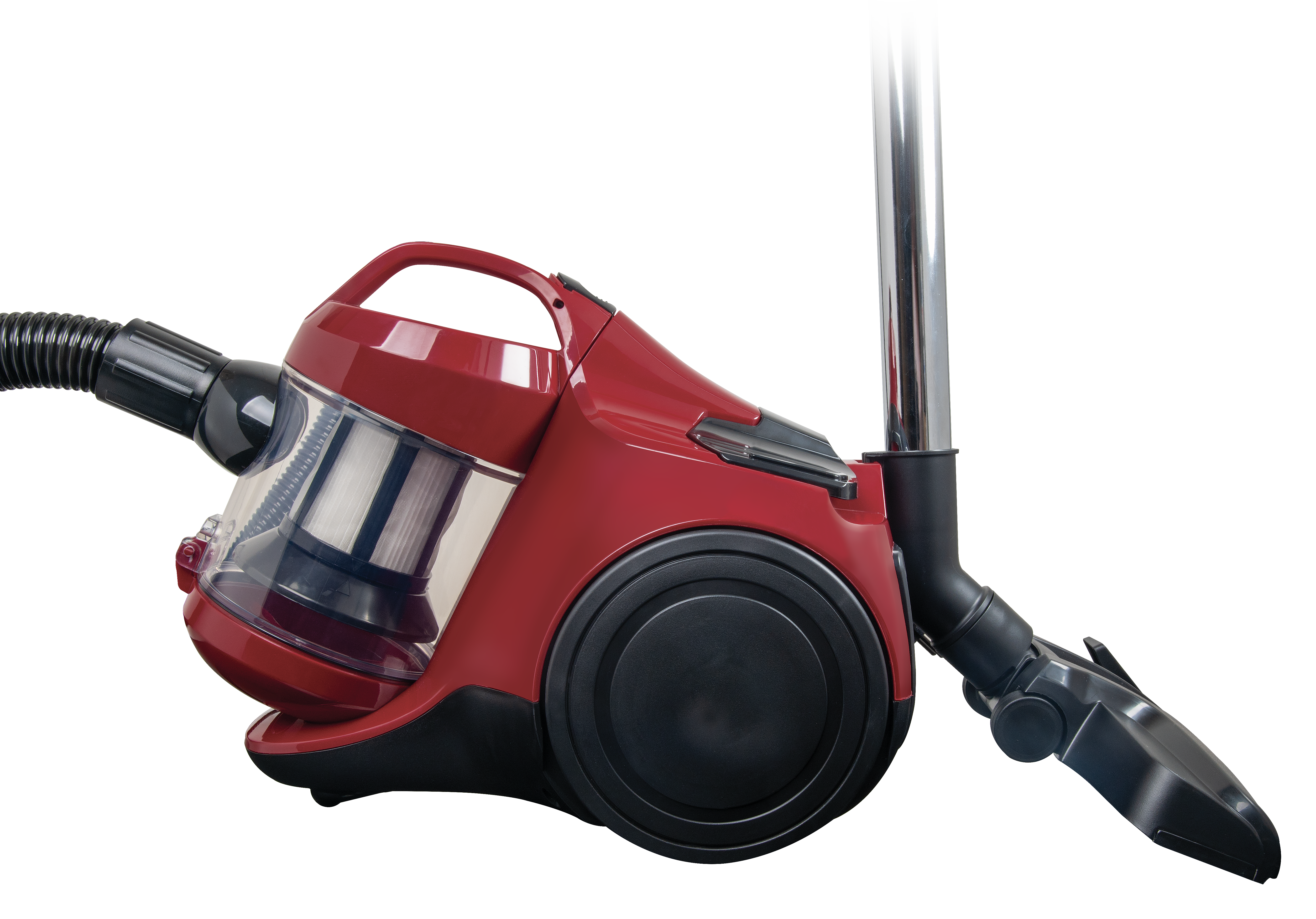 Czerwony odkurzacz z czarnymi kołami, wężem i nasadkami. Jest na białym tle, pokazując swój profil boczny.
