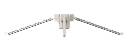 Biała suszarka na ubrania jest otwarta. Ma dwa kątowe ramiona i centralne, pionowe podparcie. Tło jest białe.