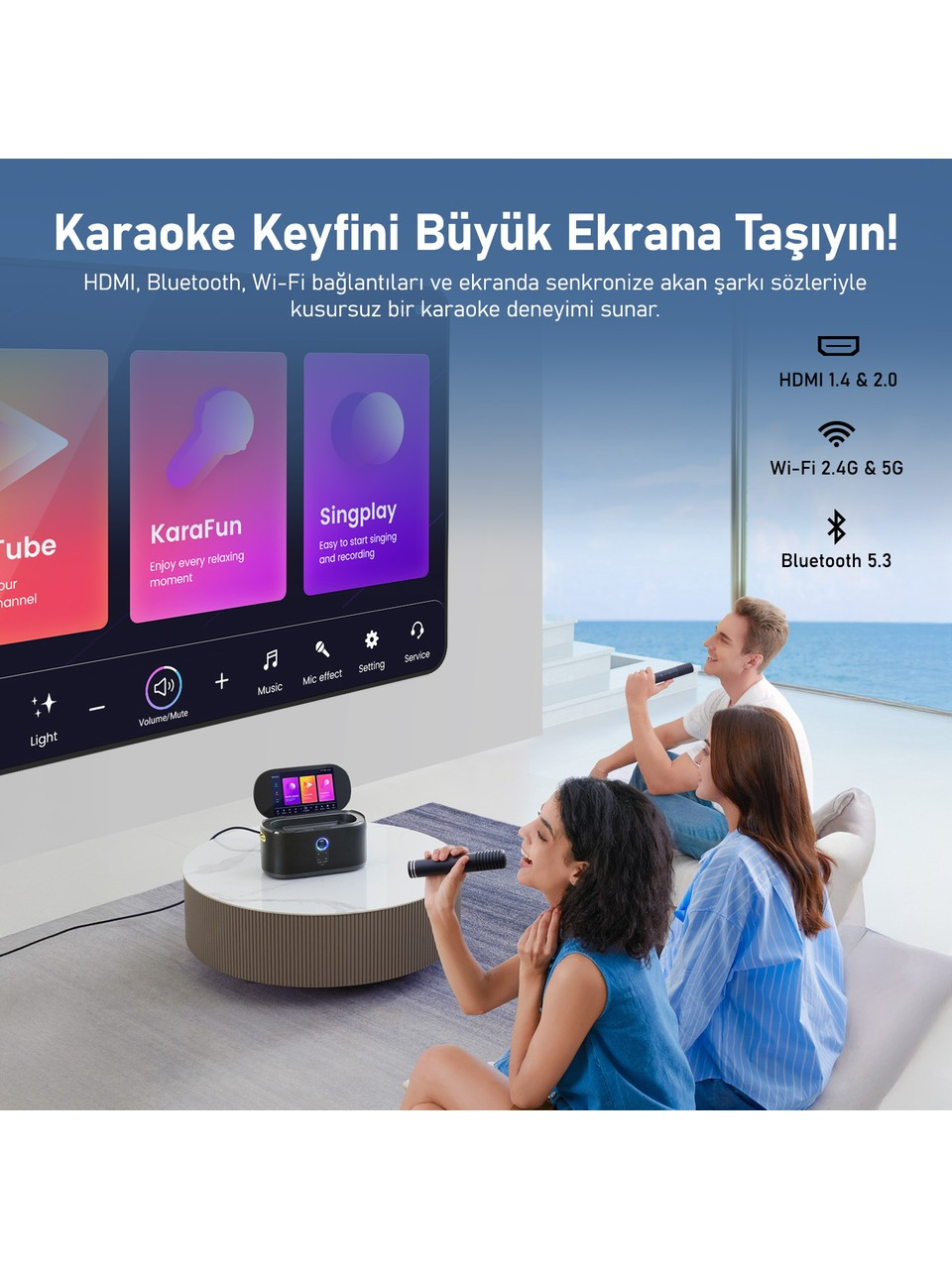 İnsanlar mikrofonlarla karaoke söylüyor. Bir ekran uygulamaları gösteriyor. Karaoke makinesi masada duruyor, Bluetooth ve WiFi belirtilmiş.