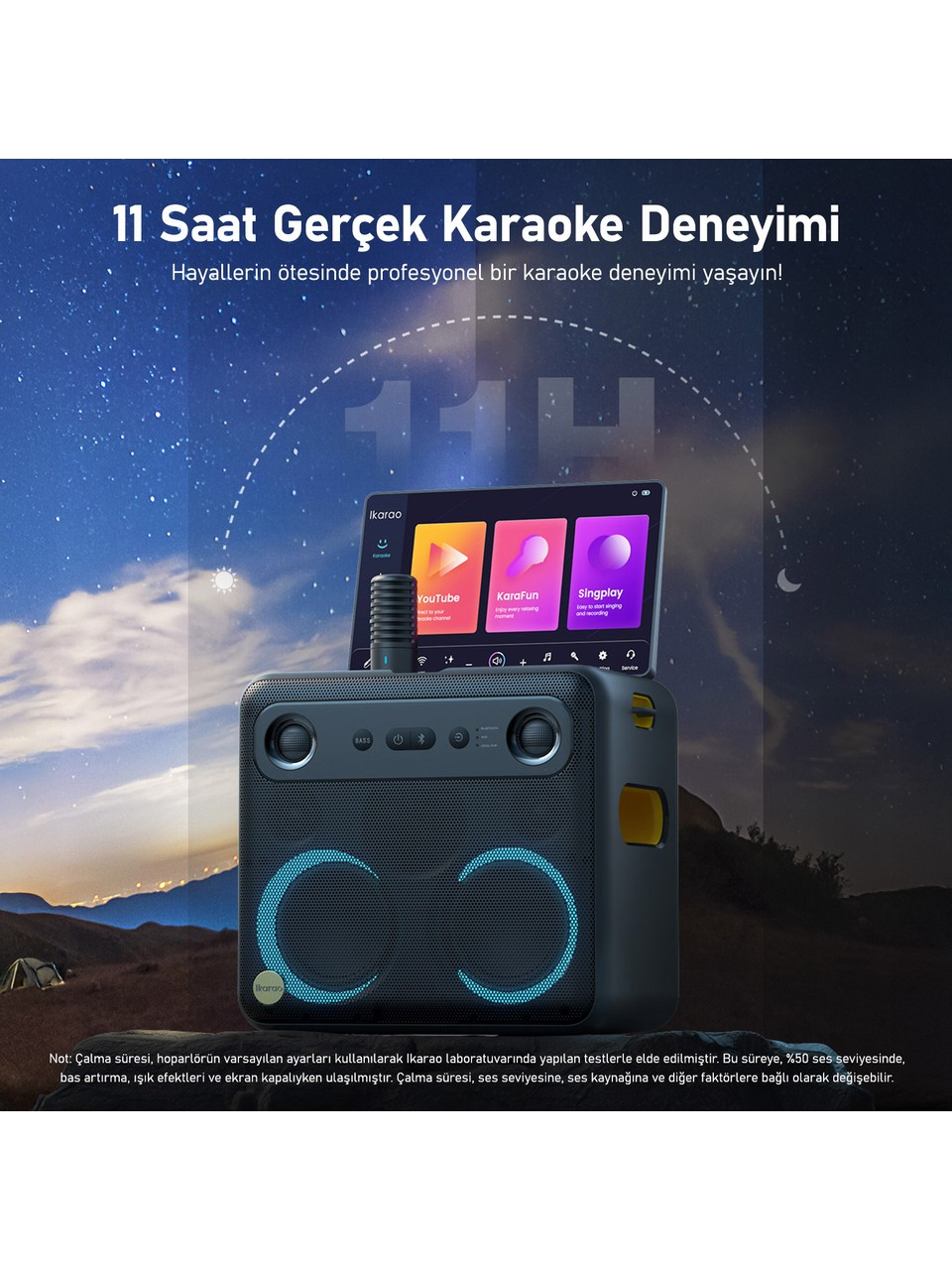 YouTube, KaraFun ve Singplay'i gösteren tablet ekranlı karaoke makinesi. Mavi ışıklı hoparlör ve metin katmanı içerir.
