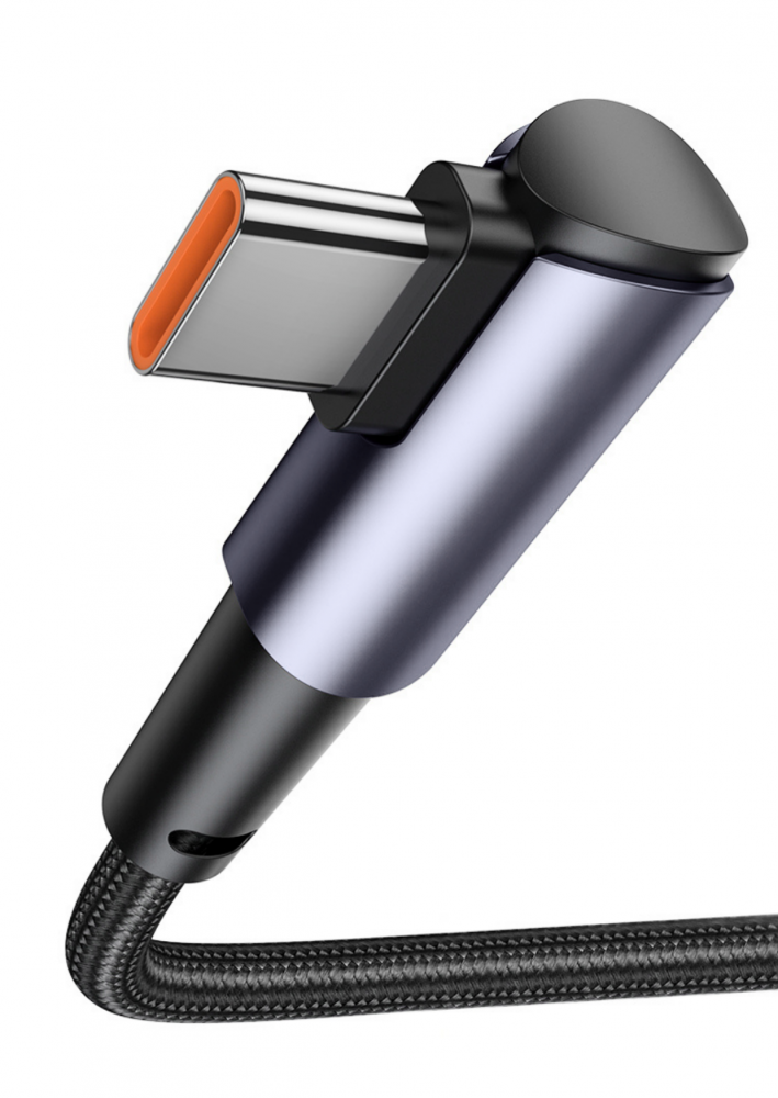 Egy USB-C kábel, fémes szürke testtel és fekete fonott kábellel. A csatlakozó narancssárga belsővel rendelkezik és szögletes.