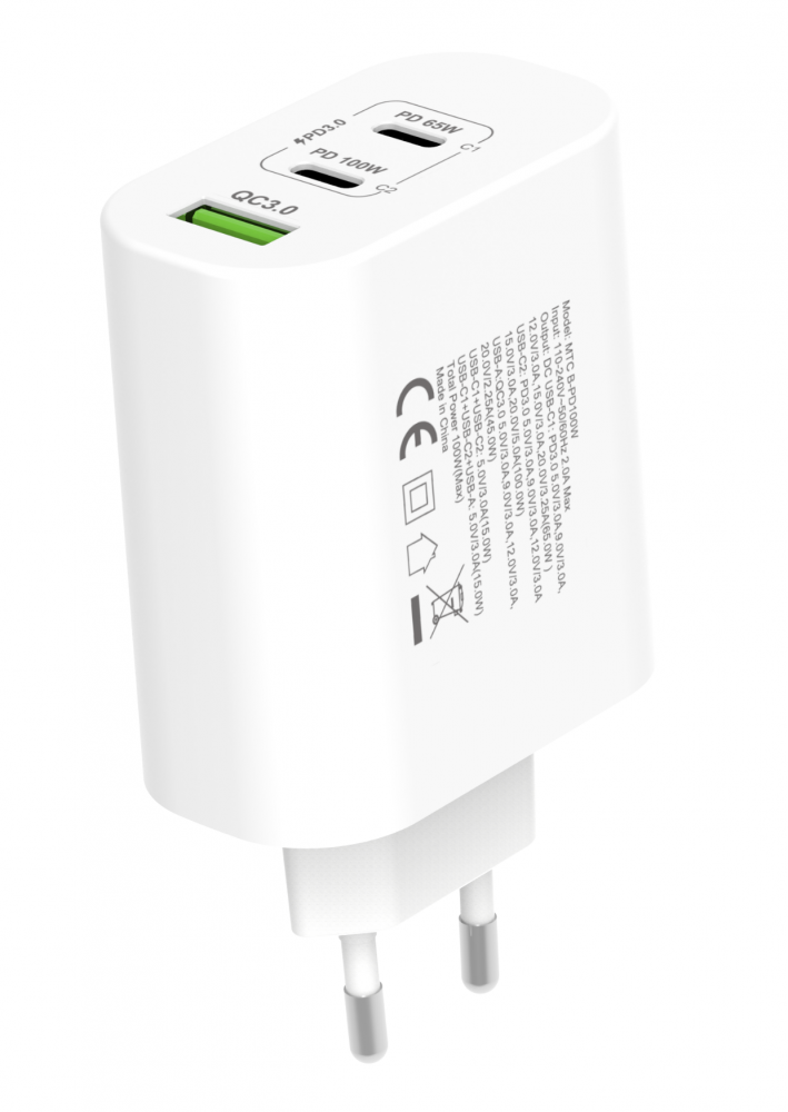 Fehér töltő USB portokkal és a teljesítmény specifikációival. Kétágú dugóval rendelkezik.